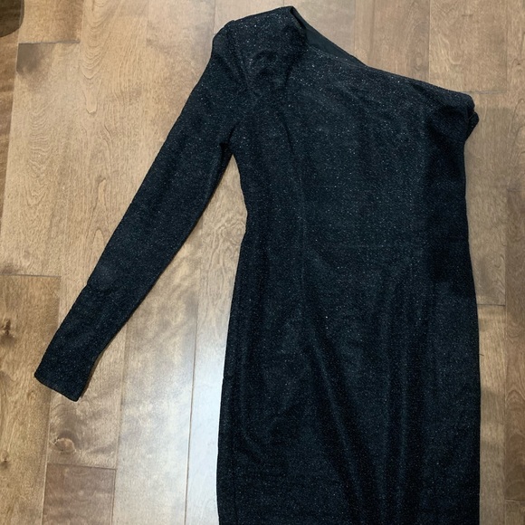 One-arm fitted dress - Picture 3 of 3